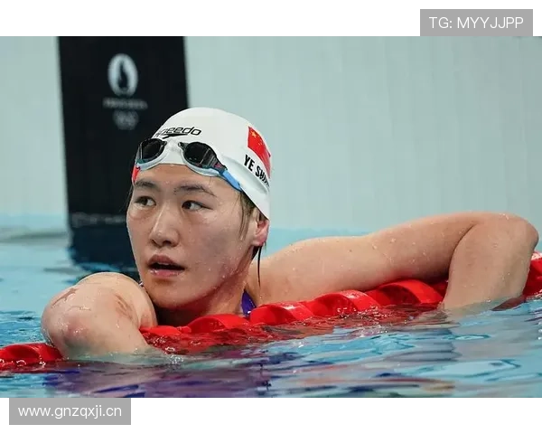 叶诗文发张家里照片，沙发灯具豪得不像普通人家住的——我这顿饭都吃不下了