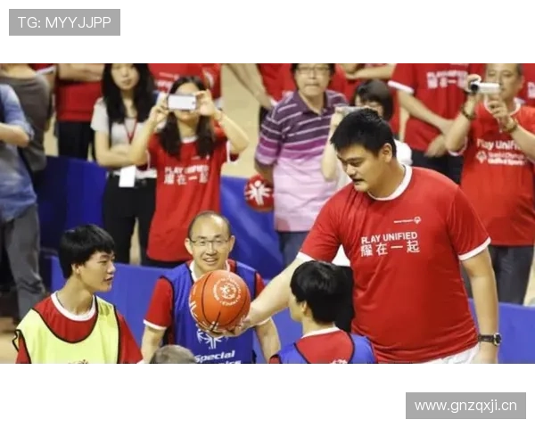 姚明随便穿双拖鞋出门，路人心里默默盘起他家泳池的装修预算