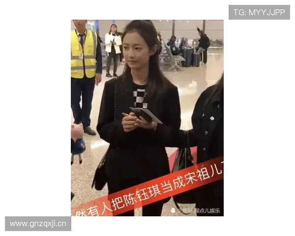 杨千霖一到机场像要拍大片，转身却戴着塑料拖鞋，这反差真让人笑抽