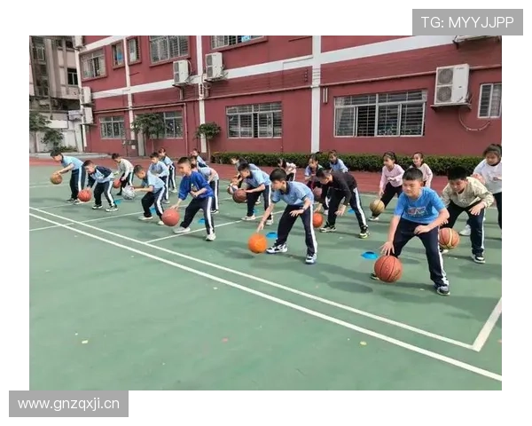 篮球新手必看：如何正确判断走步和两次运球的区别？